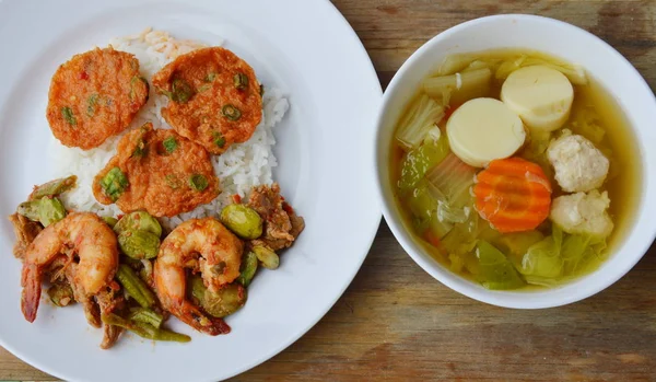 Pastel de pescado frito y revuelva picante frijol plano amargo frito con camarones y sopa — Foto de Stock