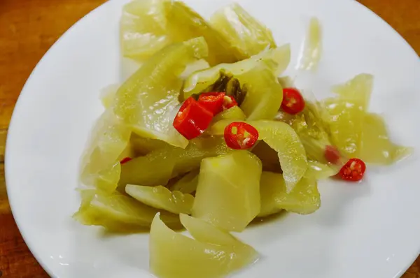 Ensalada de col picante en vinagre en el plato — Foto de Stock