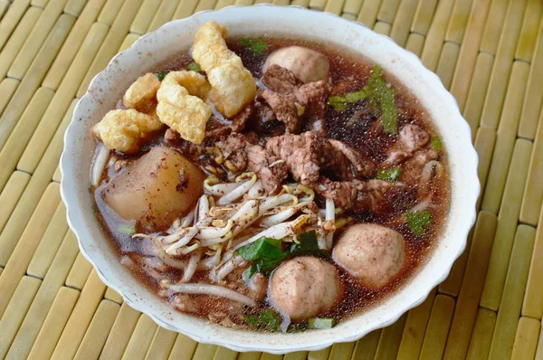 Gekookt varkensvlees bal in bruine soep op bowl — Stockfoto