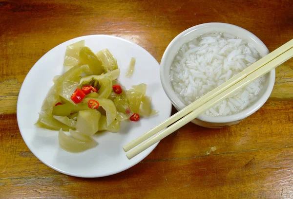 Pittige gepekelde kool salade eten met rijst pap — Stockfoto