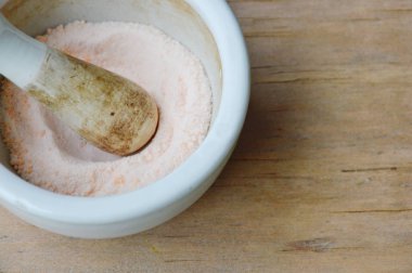 ezilmiş hap Kupası ahşap tahta üzerinde