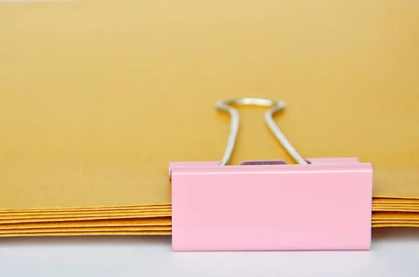 Rosa Stempelbüroklammer auf braunem Umschlag — Stockfoto