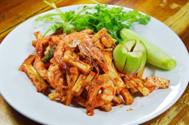 baharatlı karıştırın Kızarmış karides yemek Hindistan cevizi ateş ile