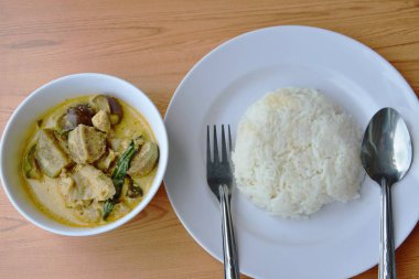 Yeşil köri tavuk yemek ile sade pilav