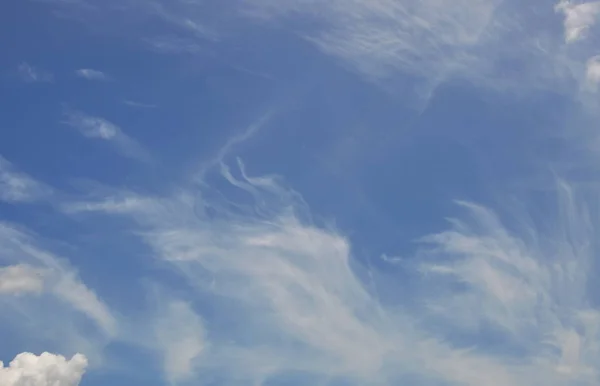 Görbe felhő elterjedése égen napsütésben — Stock Fotó