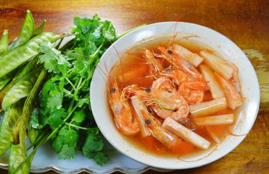 karides Hindistan cevizi ile baharatlı ve ekşi çorba taze sebze ile ateş