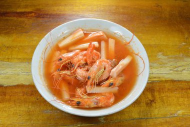 karides Hindistan cevizi ile baharatlı ve ekşi çorba kase üzerinde ateş