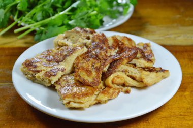 Sahanda yumurta parça ve taze maydanoz için çanak üzerinde kesti