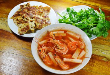 cevizli karides çorbası ve kızarmış yumurta masaya vur