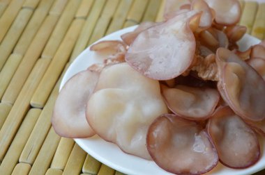 siyah kulak mantar yemek üzerinde