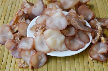 çanak üzerinde mantar kulak