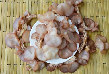 çanak üzerinde siyah mantar