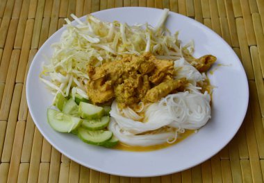 pirinç noodle yemek tavuk ve balık köri sosu ile