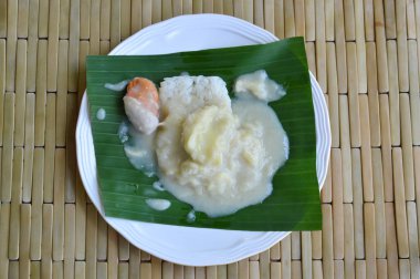 Durian yapışkan pirinç soyunma Hindistan cevizi muz yaprağına krem