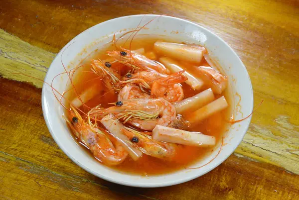 Gambas con brote de coco sopa picante y agria en un tazón —  Fotos de Stock