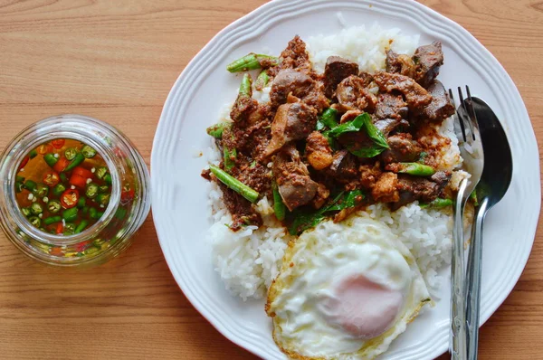 Pikantne mieszać smażony kurczak curry wnętrzności i jajko z ryby sos chili cup — Zdjęcie stockowe