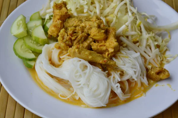 Nouilles de riz au poulet et sauce au curry de poisson sur le plat — Photo