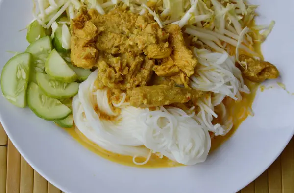 Nouilles de riz au poulet et sauce au curry de poisson sur le plat — Photo