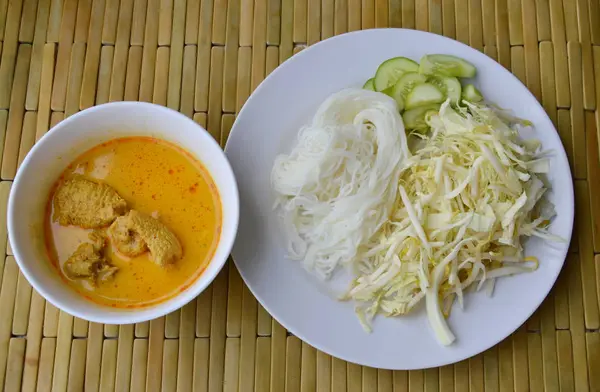 Rijst noedels met groenten en kip in currysaus van vis — Stockfoto