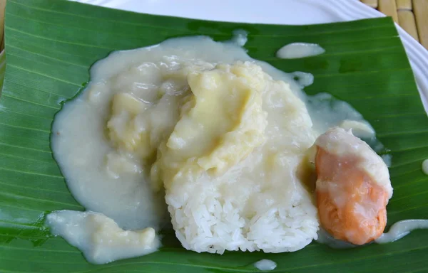 Durian kleefrijst dressing kokosmelk op bananenblad — Stockfoto