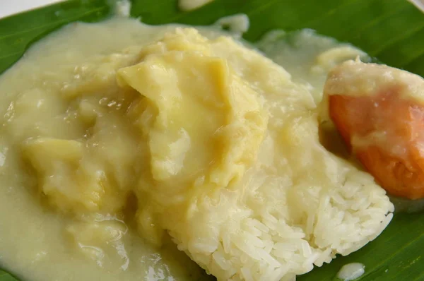 Durian kleefrijst dressing kokosmelk op bananenblad — Stockfoto