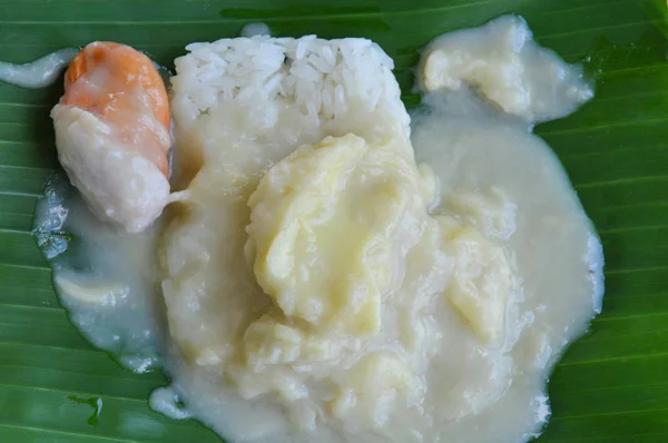 Durian kleefrijst dressing cocos crème op bananenblad — Stockfoto