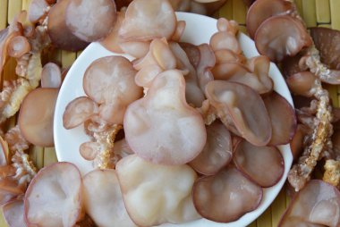 siyah kulak mantar yemek üzerinde