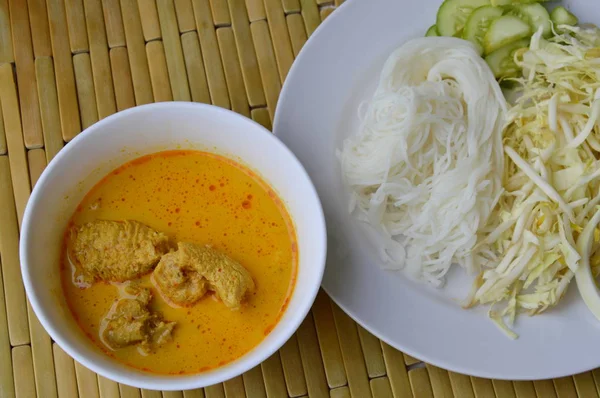 Rijst noedels met groenten en kip in currysaus van vis — Stockfoto