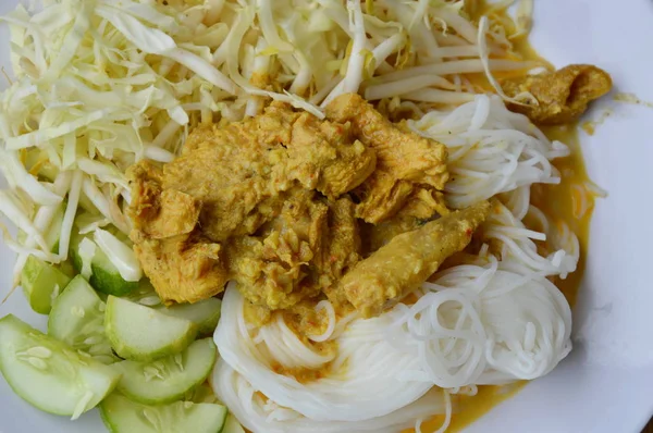Fideos de arroz con pollo y salsa de curry de pescado en el plato — Foto de Stock