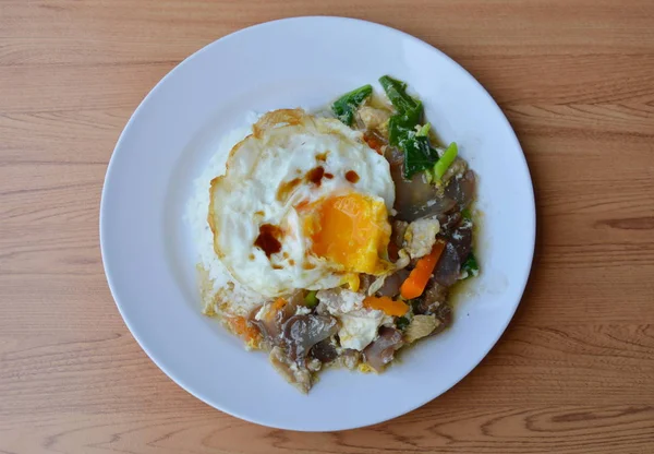 Aduk babi goreng dengan sayuran dalam saus saus saus saus dan kuning telur krim pada beras — Stok Foto