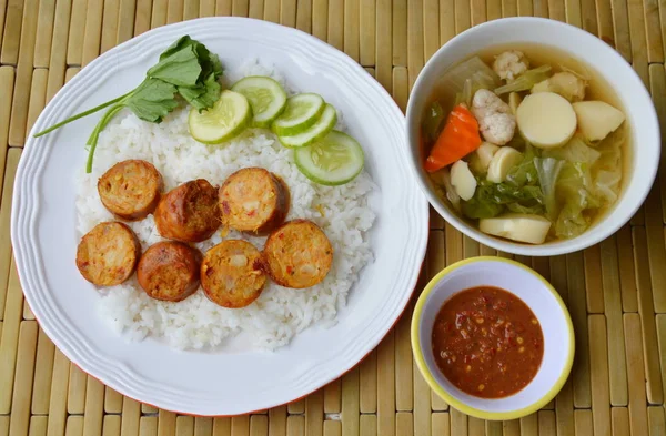 Sosis babi tradisi Thailand dan pasta udang pedas dengan sup tahu telur — Stok Foto