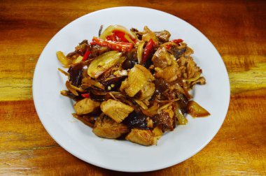 kızarmış tavuk dilim zencefil ve kulak mantar ile çanak üzerinde ilave edin.