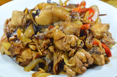 kızarmış tavuk dilim zencefil ve siyah ile karıştırın mantar plaka üzerinde