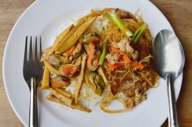 Bambu sürgün ve kızarmış cam makarna midye pirinç ile karıştırın