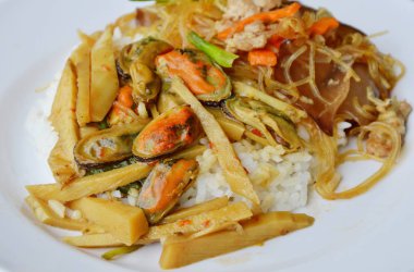 Midye ve cam şehriye ile kızarmış bambu çekimleri pirinç üzerine ilave edin.