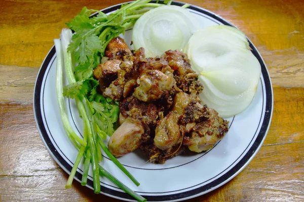 Ayam goreng dengan bawang putih dan lada di piring — Stok Foto