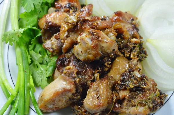 Ayam goreng dengan bawang putih dan lada di piring — Stok Foto