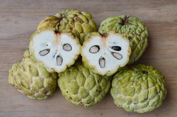 Zucker Apfel tropische Früchte geschnitten auf Holzbrett — Stockfoto