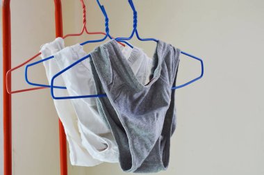 askı kırmızı kumaş hatta evde erkek iç çamaşırı