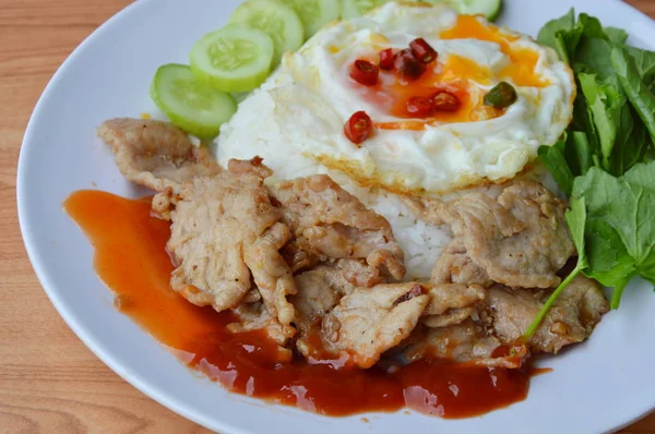 Babi goreng dengan bawang putih dan merica topping krim kuning telur pada beras — Stok Foto