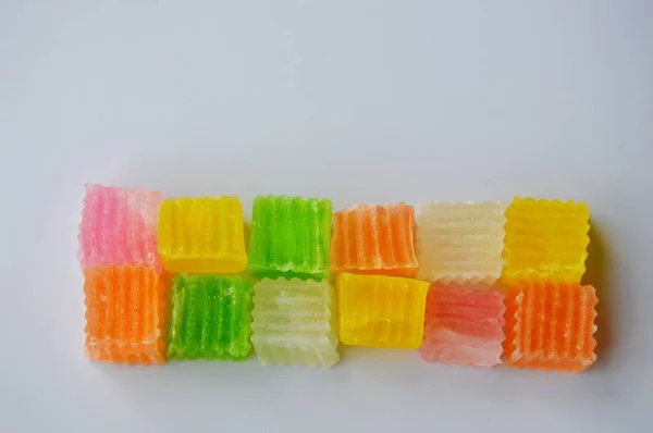Beyaz çanak üzerinde renkli çıtır şeker — Stok fotoğraf