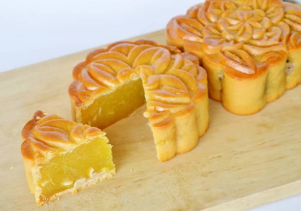 Torta di luna dolce della tradizione cinese in festa sul blocco chop — Foto Stock