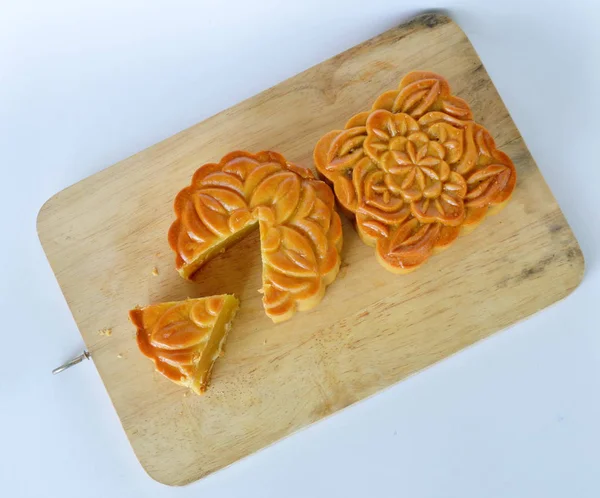 Moon cake Chinese tradition dessert in festival on chop block — Stock Photo, Image