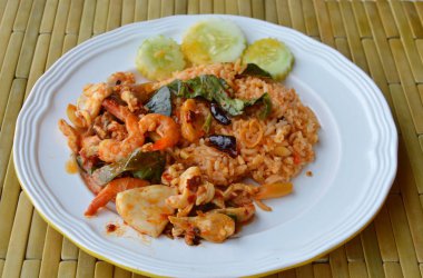 Deniz ürünleri yemek üzerinde Tom yam ile baharatlı kızarmış pilav