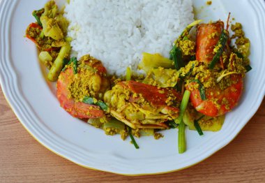 pirinç üzerine kızarmış karides curry tozu ile karıştırın