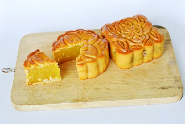 Moon cake Chinese tradition dessert in festival on chop block — Stock Photo, Image