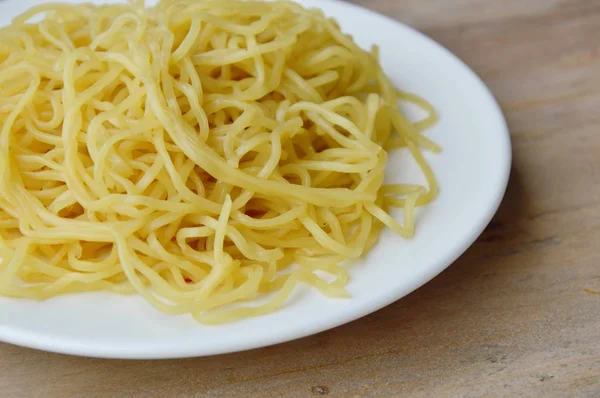 Macarrão amarelo no prato — Fotografia de Stock