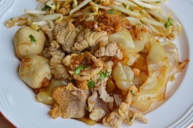 büyük noodle ile domuz topu soyunma siyah tatlı soya sosu çanak üzerinde