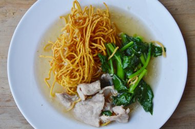 gevrek yumurta noodle Çince lahana ve domuz eti sos sos ile