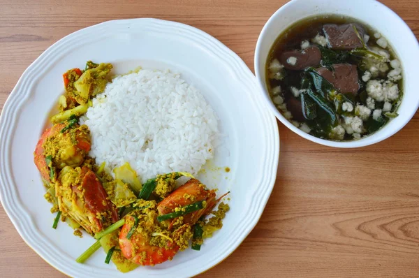 Aduk udang goreng dengan bubuk kari dan sup darah babi — Stok Foto